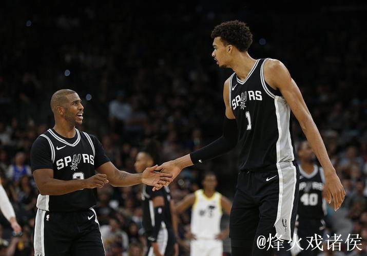 掘金众将在球员通道互相激励，随后约基奇拍着篮球走向球场