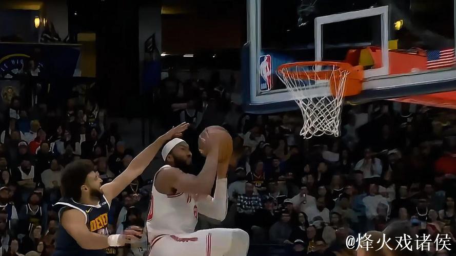 奥科吉底角发起突破，空中折叠闪躲过默里暴扣打成2+1