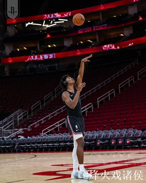 严阵以待!火箭社媒晒火箭球员进行赛前热身的花絮视频 严阵以待!火箭社媒晒火箭球员进行赛前热身的花絮视频