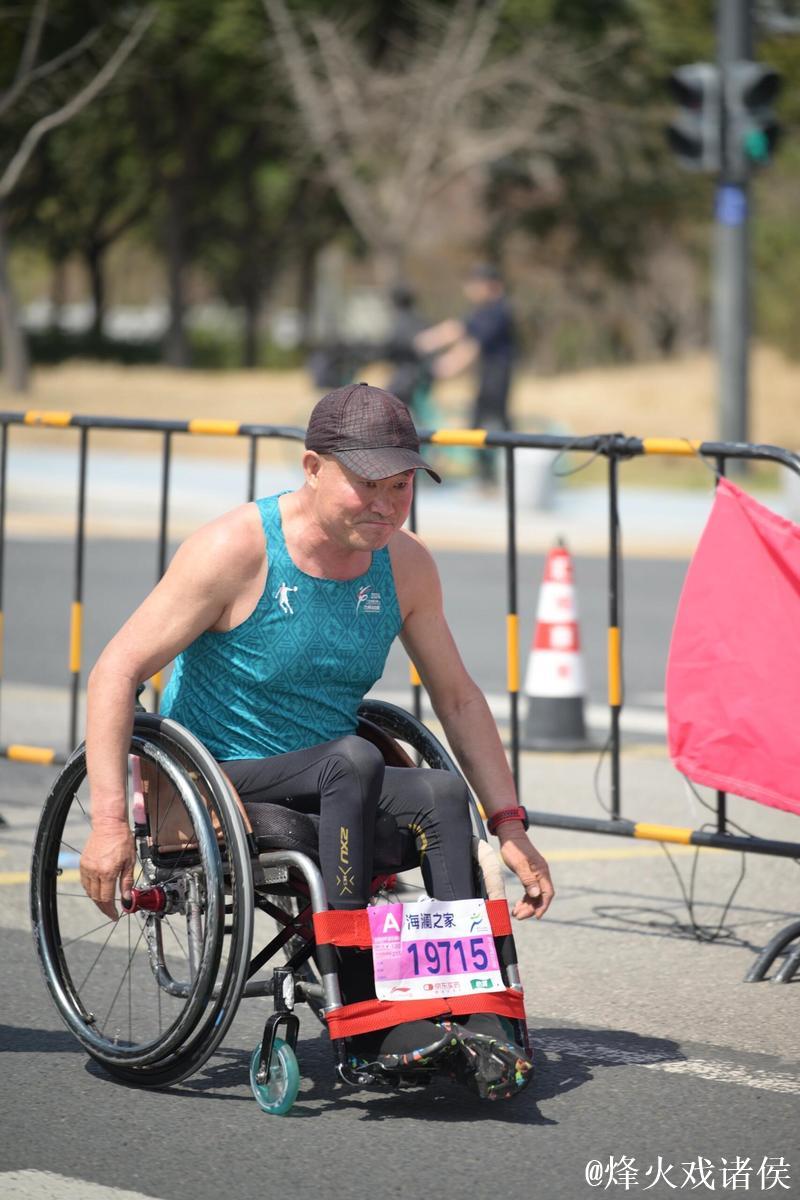 他完成第95场马拉松，坐着轮椅